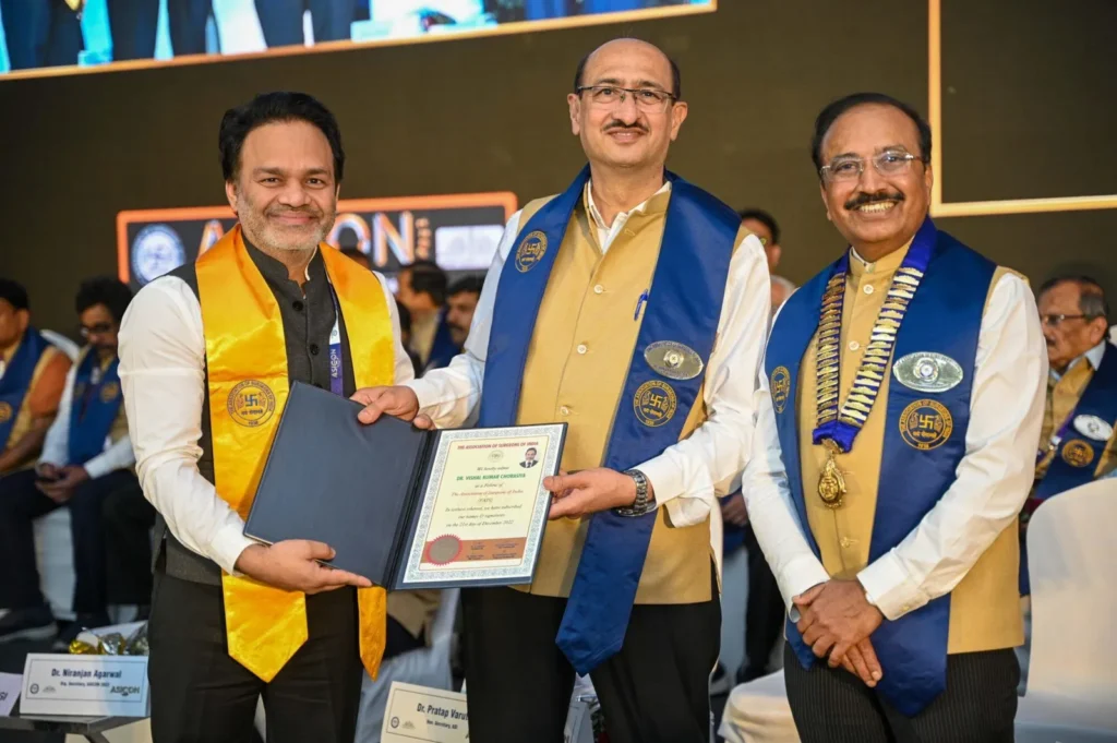Dr Vishal Kumar Chorasiya receiving an award